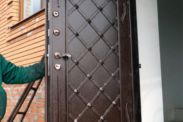 Почему следует выбирать входные металлические двери для загородного до