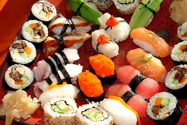 Чем отличаются роллы от суши