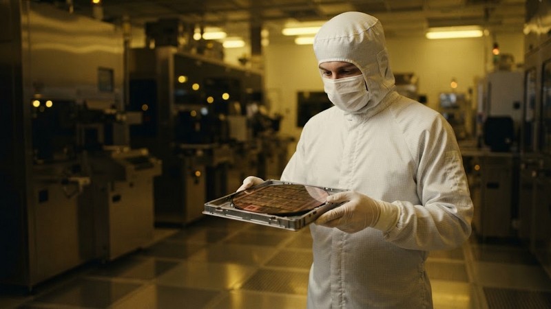 Технологический перелом: Samsung поднимает цены на литографию микросхем из-за бума ИИ Инженер в защитном костюме проверяет качество полупроводниковых криста
