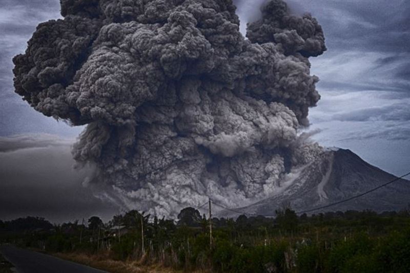 Сильные землетрясения извержения вулканов мощные. Извержение вулкана Агунг 2017. Вулкан семеру извержение. Извержение семеру (2021). Чикурачки извержение.